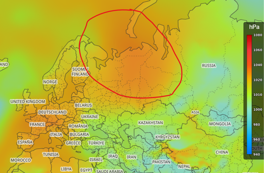 Obr. 2: Mapa tlaku vzduchu, červeně znázorněna oblast vysokého tlaku vzduchu nad severovýchodem Evropy. Zdroj: Mapy Meteocentrum.cz
