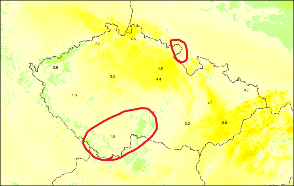 Obr. 3: Teplota ve 2 m nad zemí ve čtvrtek v 6 hodin ráno. Červeně vyznačeny rizikové oblasti mrznoucích srážek. Zdroj: Aladin