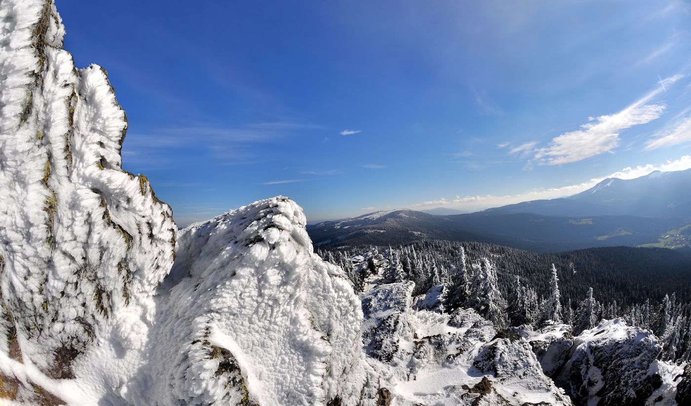 Nejvíce sněhu leží v Krkonoších, dále také v Jeseníkách a na Šumavě