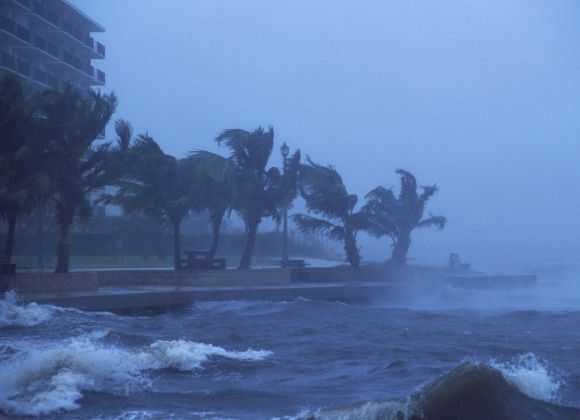 Neobvyklý listopadový hurikán zasáhl Floridu