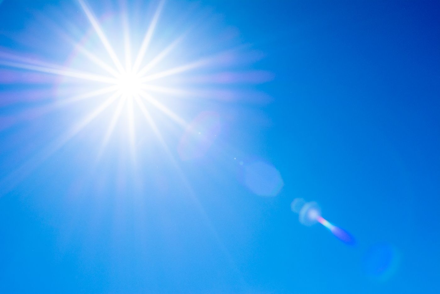 Počasí o víkendu: Čekají nás nezvykle vysoké teploty, postupně se ale někde objeví oblačnost