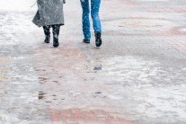 Po skončení sněžení bude části Česka hrozit náledí